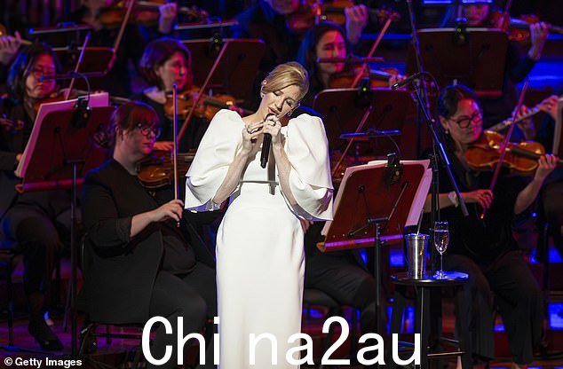 华丽:金发美女为这次活动倾心献唱,展现出热情的表演