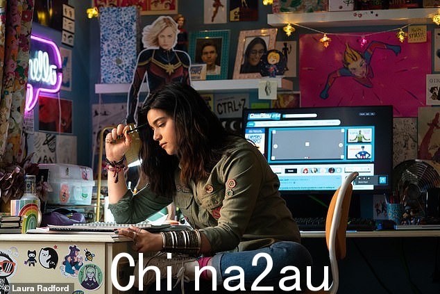 Vellani 饰演卡马拉·汗 (Kamala Khan) - 又名惊奇女士 - 来自新泽西州泽西市的一名美国穆斯林青少年,拥有非凡的力量