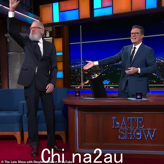 盛大回归:76 岁的大卫·莱特曼 (David Letterman) 周一参加了他的老脱口秀《深夜秀》,与史蒂芬·科尔伯特 (Stephen Colbert) 聊天