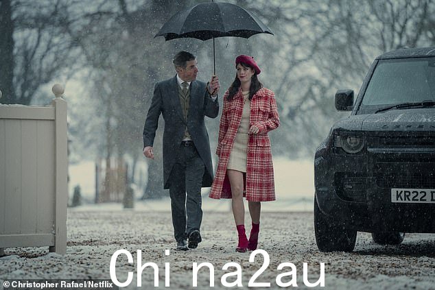 戏剧:另一张图片显示卡亚在雨中与一个男人并肩行走
