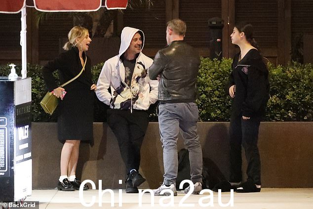 美好时光:莎拉与弗雷迪和他们的女儿以及一位朋友合影