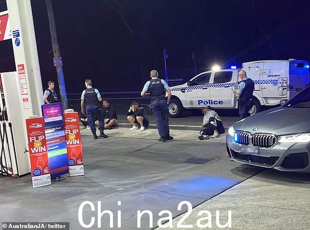 北邦迪加油站警察与四名年轻人交谈