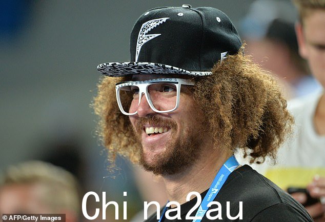 他在洛杉矶夜总会的滑稽动作启发了 Redfoo 创作歌曲“香槟淋浴”