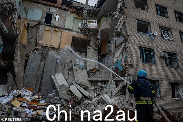 救援人员正在工作周二,在乌克兰顿涅茨克地区谢利多夫镇,在俄罗斯对乌克兰的袭击中,医院一侧因俄罗斯导弹袭击而严重受损
