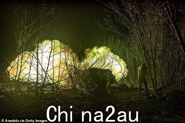 11 月 18 日,乌克兰士兵在乌克兰巴赫穆特方向的战斗阵地上发射炮兵