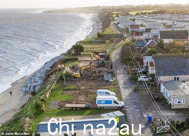 由于持续的海岸侵蚀而不得不拆除的三座度假小屋的所在地