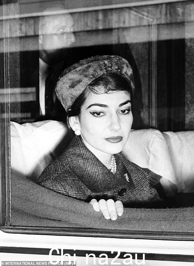 1958 年 1 月 9 日,玛丽亚·卡拉斯 (Maria Callas) 在罗马的火车上