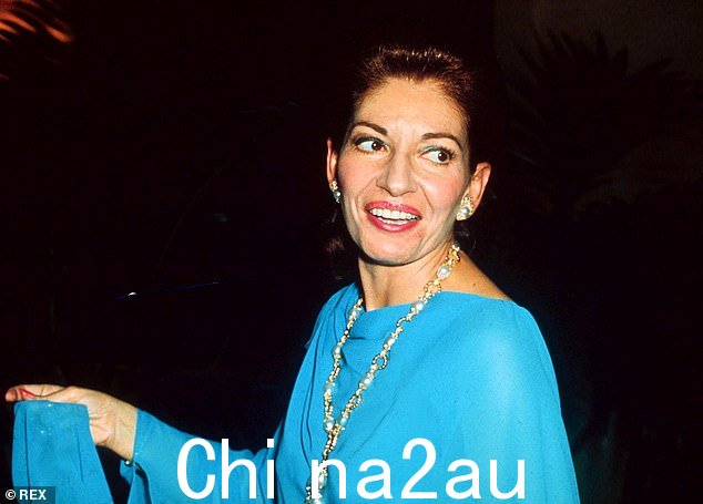 Callas 非常了解媒体,她知道自己也必须在台下看起来像这个角色,她把自己交给了意大利设计师比基夫人 (Madame Biki),她创造了 Callas 的“造型”” class=