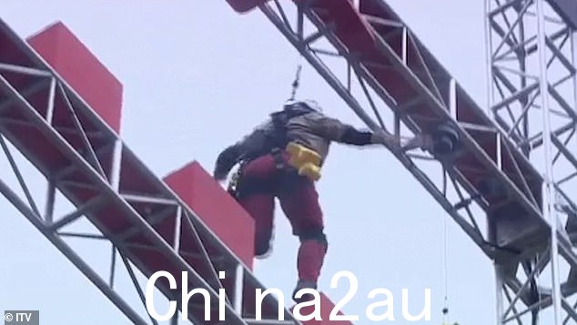 Speedy:面对要跨越的障碍,主持人猜测她是要下台还是跳下去,蚂蚁惊讶地说“跳!”当他看着明星赛过时