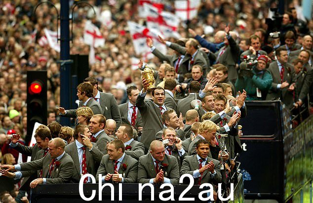 当英格兰回归祖国时,伦敦市中心举行了一场史诗般的胜利游行