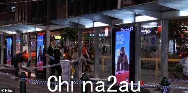 一名男子据称在墨尔本电车站被刺伤后正在为生命而战