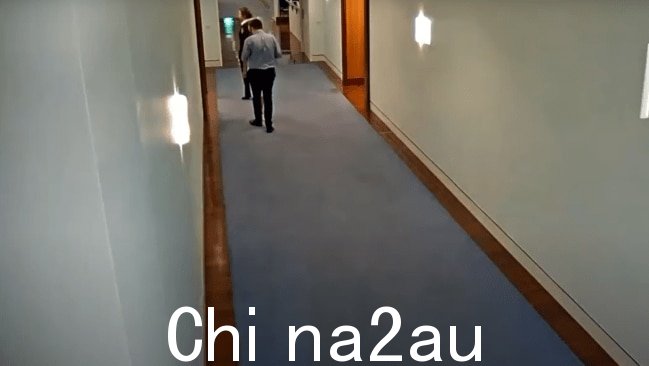 几分钟后,两人在一名女警卫的陪同下抵达部长套房.Lehrmann 先生随后以同样的方式离开,通过安全检查站。图片:提供的