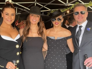 Kyle Sandilands 和 Jackie O 将取代 Phillips 和她的搭档主持人 Jason Hawkins .图片:新闻集团”尺寸=“150px”src=“https://content.api.news/v3/images/bin/c82f48f39980db6a808bb4c35270c92e”loading=“lazy”/><figcaption class=“media-caption g_font-body-s”>凯尔·桑迪兰兹杰基·奥(Jackie O)将取代菲利普斯和她的搭档主持人贾森·霍金斯(Jason Hawkins)。图片:新闻集团</figcaption><p>41 岁的菲利普斯经常在广播和社交媒体快照中谈论她的著名好友,如马特·达蒙 (Matt Damon)、克里斯·海姆斯沃斯 (Chris Hemsworth) 和埃尔莎·帕塔基 (Elsa Pataky) 等。</p><p>它据信,这位前天气预报员转型为电台主持人,通过未婚夫保罗·奥布莱恩 (Paul O'Brien) 结识了达蒙和赫姆斯沃斯一家。保罗·奥布莱恩是一位私人飞机大亨,其业务为名人提供服务。</p><p>最近,菲利普斯向听众详细讲述了她最近的经历。在春季赛车嘉年华期间与包括达蒙在内的好莱坞明星发生冲突。</p><p>“很多人都来找他。但不,他是一项伟大的运动。他很高兴与任何想和他聊天的人聊天,”菲利普斯滔滔不绝地谈论这位奥斯卡获奖演员兼制片人。</p><p>她接着说,她一整天都与达蒙和他的妻子卢西亚娜·巴罗佐在一起,将他们描述为她的“客人”,并吹嘘与这对夫妇在墨尔本的高级 Gimlet 餐厅用餐。</p><p>在德比日分享的 Instagram 轮播中,菲利普斯挤了三张与《谍影重重》明星的单独照片.</p><img class=