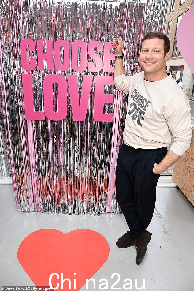 低调:这位 50 岁的电视节目主持人在卡纳比街活动中穿着奶油色“Choose Love”T 恤和黑色慢跑裤,展现休闲造型