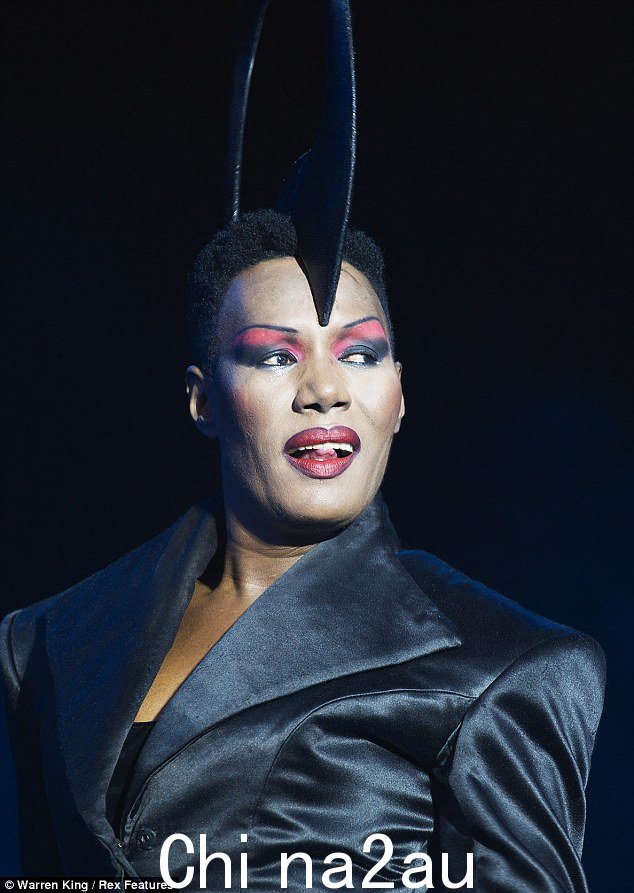 On董事会?格蕾丝·琼斯 (Grace Jones) 是据说正在录制新《饥饿游戏》专辑《Mockingjay, Part 1》的名人之一