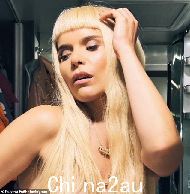 Racy:歌手在 Instagram 上发布了不修边幅的照片,并将金发遮住了她的资产