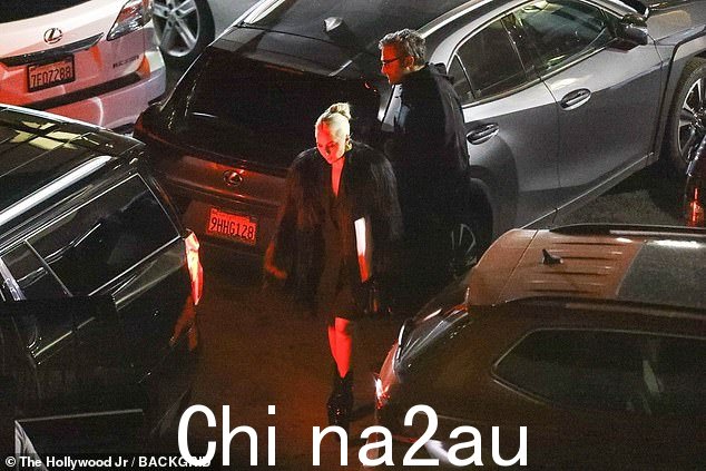 全力以赴!这位女歌手用令人回头率高的靴子将她的服装提升到了一个新的水平