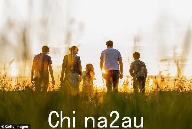 许多家庭选择将亲人的骨灰撒在对他们来说特别的地方,比如最喜欢的散步场所