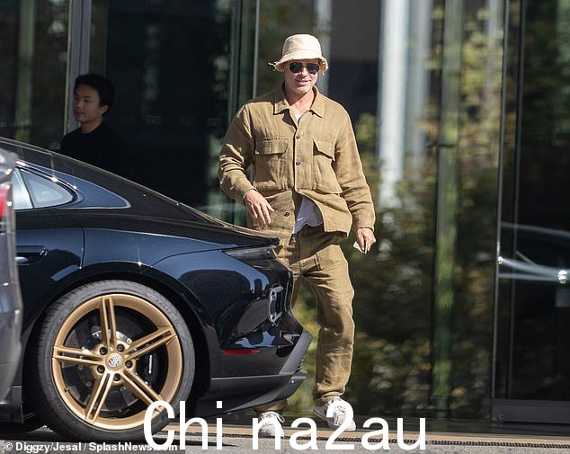 成为他的父亲:布拉德于次年正式收养了他