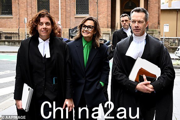 Lisa Wilkinson（中）和大律师 Sue Chrysanthou（左）在休息时离开澳大利亚联邦法院于 2023 年 11 月 23 日星期四在悉尼举行的诉讼程序中。（AAP 图片/Dan Himbrechts）无存档
