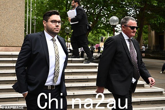 Bruce Lehrmann（左）离开期间澳大利亚悉尼联邦法院诉讼程序中断，2023 年 11 月 23 日星期四。（AAP 图片/Dan Himbrechts）无存档
