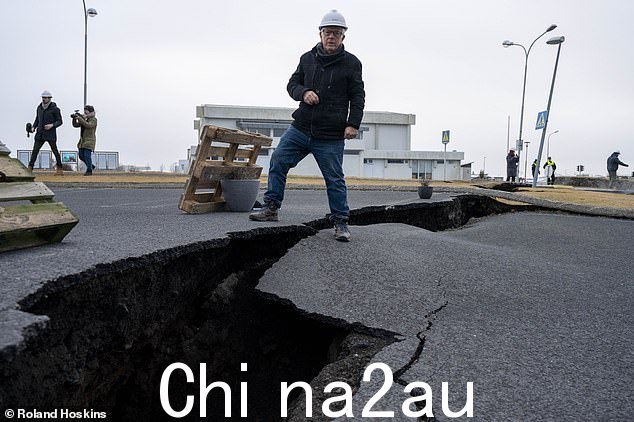 大卫·琼斯 (David Jones) 在冰岛沿海小镇格林德维克 (Grindervic),那里有一座火山即将喷发
