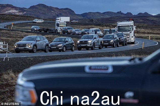 11 月 16 日,冰岛格林达维克渔镇因火山活动而被疏散,当地居民在车里等待回家