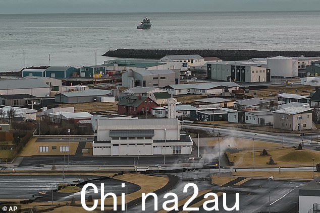 火山学家 Haraldur Sigurðsson 表示,如果发生火山喷发,他预计火山可能会喷发到海中,并表示格林达维克需要“重组”