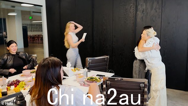 拥抱:姐妹们都拥抱并祝贺考特尼,当姐妹们在忏悔中分享她们对考特尼怀孕的想法时,考特尼说,“这只是自然发生的”