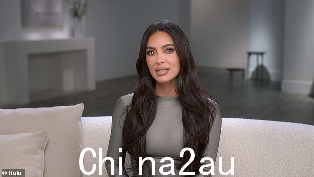 Kim 解释道:Kim 在忏悔中说,¿发生的事情是 Kendall 给我们发了两个选项,说我应该穿哪一个?这个黑白的还是全白的。所以我说, ¿哇,我更喜欢白色的,¿ 阴暗的小诺斯告诉她'
