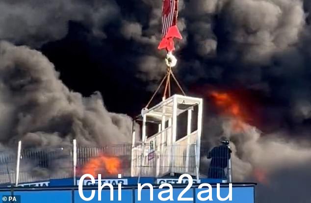 今天上午 11.38 上午,皇家伯克郡消防救援队接到通知,在雷丁的 Station Hill 开火,