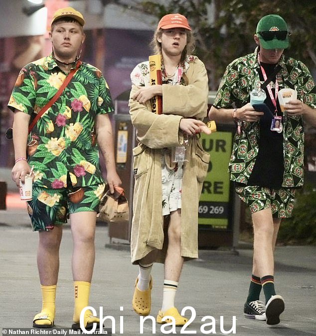 年轻人开始穿 Crocs,经常搭配拉起的袜子