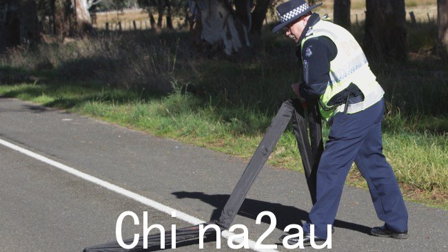 如上图所示,维多利亚警方部署了轮胎钉,试图阻止车辆移动并逮捕驱动程序。