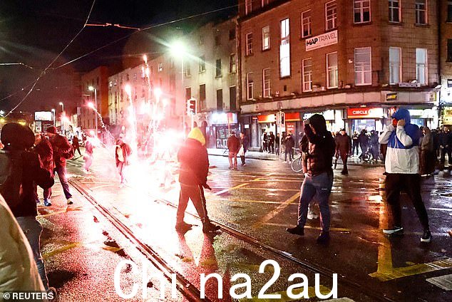 社交媒体上未经证实的报道猜测嫌疑人国籍,导致愤怒的当地人走上街头抗议。不过,加尔达警方尚未就嫌疑人是否是外国人发表声明
