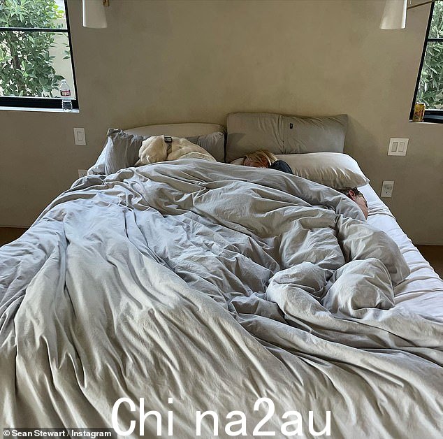 她知道他发布了这个吗?他还分享了一张妻子在床上睡觉的照片