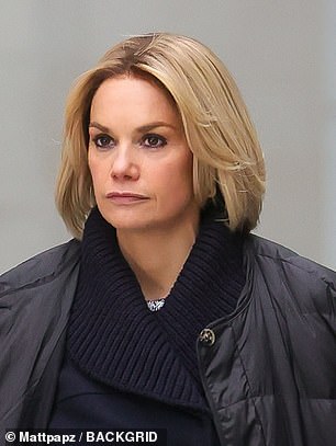 新外观:周四,露丝·威尔逊 (Ruth Wilson) 为新剧《皇家丑闻》拍摄场景时变身为艾米丽·梅特利斯 (Emily Maitlis)