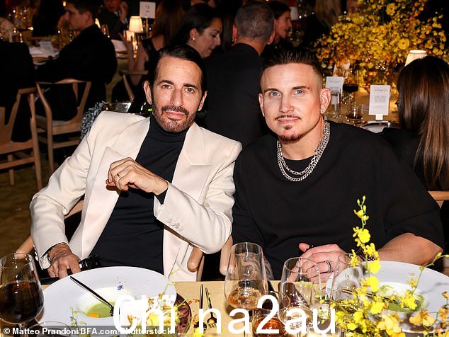 Char Defrancesco(右)与丈夫 Marc Jacobs(左)在《华尔街日报》合影。杂志 2023 年创新者奖将于 11 月 1 日举行