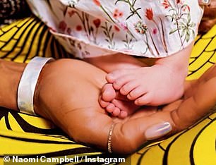 两个孩子的母亲:娜奥米在 2021 年发布了她小女儿脚的照片以宣布她的到来,并在 6 月份与她的新儿子做了同样的事情