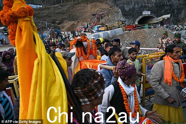 当地人崇拜“Boukhnag”神灵,以将工人安全地带回,拍摄于隧道入口处