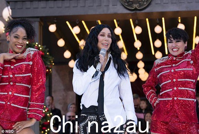 太棒了!周四早上,雪儿在纽约市一年一度的梅西百货感恩节游行中表演,吸引了与会者,而 Flavor Flav 也在人群中