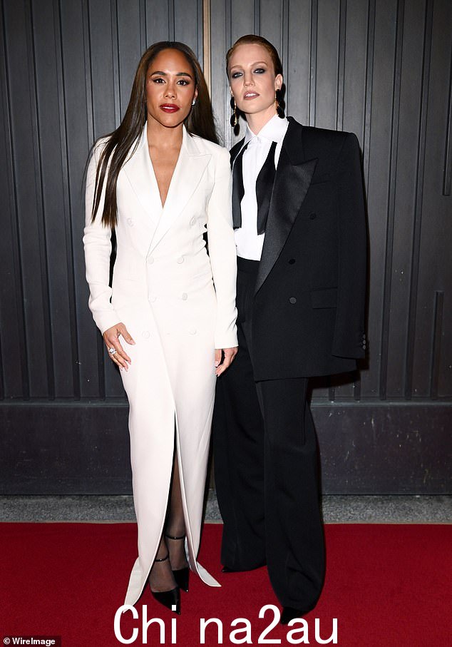 舒适:Alex Scott 和她的女友 Jess Glynne 罕见地共同公开露面于星期四晚上的《Vogue》Forces For Change 派对上