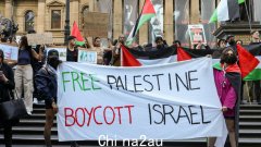支持巴勒斯坦的学生在悉尼中央商务区举行破坏性集会，抗议加沙永久停火