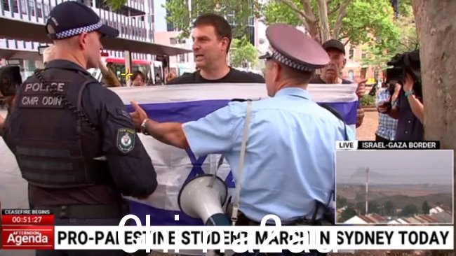 一名手持以色列国旗的男子被新南威尔士州警方逮捕。图片：澳大利亚天空新闻