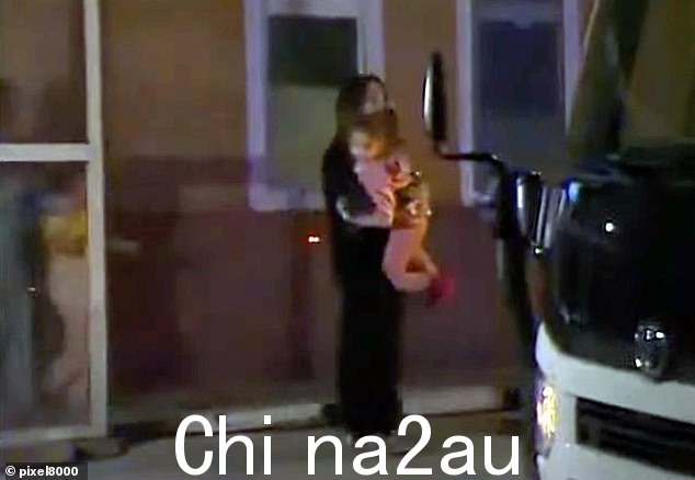 作为人质交换的一部分,一名年轻女孩被带到安全地带
