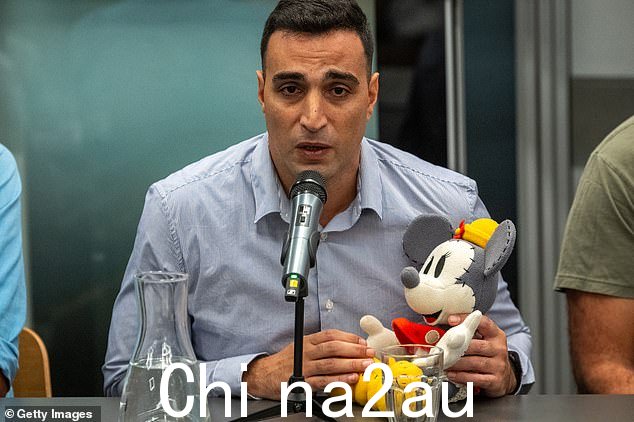 Doron Asher 的丈夫 Yoni Asher 在上个月的新闻发布会上呼吁他们安全返回