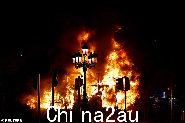 昨晚市中心爆发骚乱后,都柏林各地都燃烧着大火