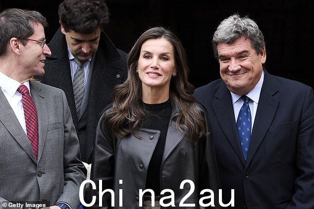 Letizia 抵达洛格罗尼奥参加新闻和语言研讨会闭幕式时笑容满面