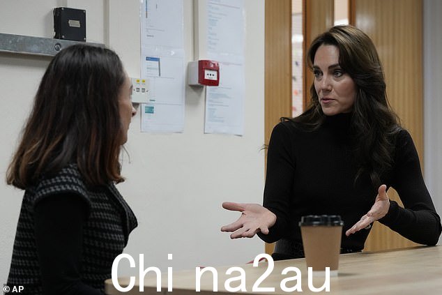这位三个孩子的母亲将早期发展作为她在王室工作的核心,她涂了一层薄薄的粉底和黑色眼线,与她完美搭配商务休闲造型
