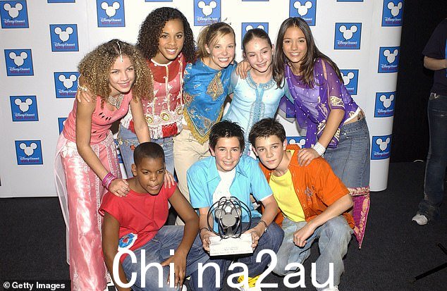 她原来的样子:Stacey(最左)与她的 S Club Juniors 乐队成员合影,其中包括 2002 年的 Rochelle Humes(左二)和 Frankie Bridge(最右)