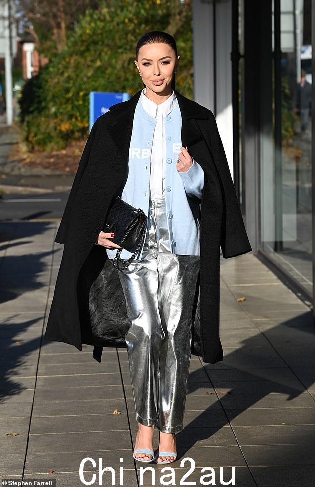 WOW:《柴郡主妇》明星穿着大胆的银色长裤、价值 900 英镑的浅蓝色 Burberry 开衫和超大黑色风衣出现在大型活动中